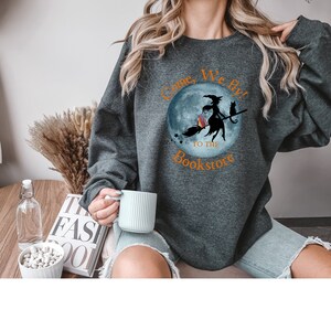 Komm wir fliegen Sweatshirt / Halloween Kleidung / Hexenbesen Shirt / Bücherwurm / Halloween Lesezeichen / Herbst Saison