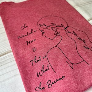 Ella quería un héroe y eso es en lo que se convirtió, camisa inspiradora, feminismo, camisas lindas para mujeres, camisa motivacional, amor propio
