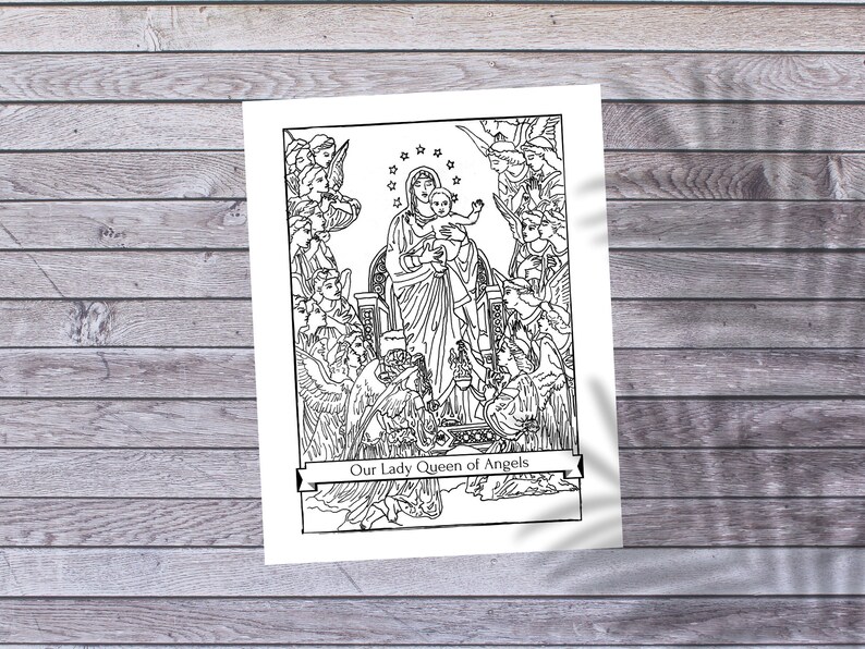 Puede incluir: Ilustraci&oacute;n en blanco y negro de l&iacute;neas de la Virgen Mar&iacute;a sosteniendo al ni&ntilde;o Jes&uacute;s, rodeada de &aacute;ngeles. La imagen est&aacute; titulada "Nuestra Se&ntilde;ora Reina de los &Aacute;ngeles".