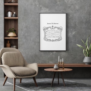 Puede incluir: Una impresi&oacute;n enmarcada de partituras con el t&iacute;tulo "Adoro Te Devote" en un marco negro sobre una pared gris. La impresi&oacute;n est&aacute; colgada sobre una mesa de madera con un jarr&oacute;n y velas.