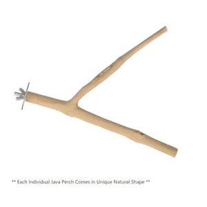 Peut inclure: Perchoir naturel en bois de Java, en forme de Y. De couleur marron clair, il est équipé d'une fixation métallique pour la cage. Le texte en bas indique : "Chaque perchoir Java individuel a une forme naturelle unique."