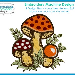 Pode incluir: Desenho de bordado de três cogumelos com chapéus vermelhos e laranja e manchas brancas. Os cogumelos são cercados por folhas verdes. O design está disponível em três tamanhos e dois tamanhos de aro: 4x4 e 5x7. Os formatos de arquivo incluídos são DST, EXP, HUS, JEF, PES, VIP, VP3 e XXX.