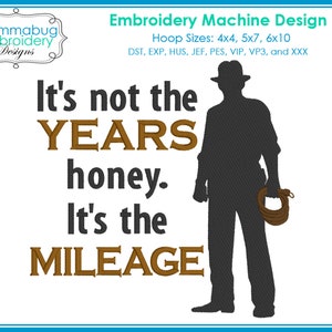 Puede incluir: Diseño de bordado con la silueta de una persona con una cuerda en la mano y el texto "It's not the YEARS honey. It's the MILEAGE".
