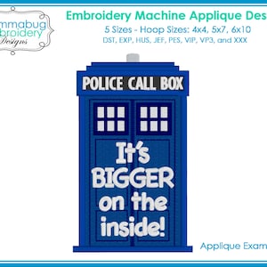 Pode incluir: Design de bordado azul de uma cabine telefónica da polícia com o texto "It's BIGGER on the inside!". Este é um exemplo de aplicação para uma máquina de bordar. O design inclui o texto "Embroidery Machine Applique Design" e "Mommabug Embroidery Designs".