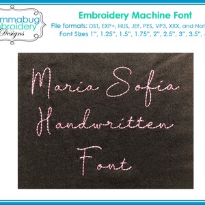 Könnte beinhalten: Ein digitales Stick-Schriftart-Design mit dem Text "Maria Sofía Handwritten Font" in pinkfarbenem Garn auf einem dunkelgrauen Hintergrund. Die Schriftart ist in verschiedenen Größen von 1 bis 4 Zoll erhältlich.