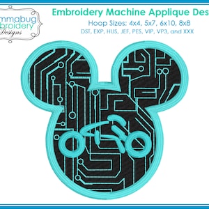 Puede incluir: Un diseño de aplique de cabeza de Mickey Mouse azul turquesa con un patrón de placa de circuito y una pequeña motocicleta azul turquesa en el interior. El diseño es para máquinas de bordado y viene en varios tamaños de aro: 4x4, 5x7, 6x10 y 8x8. Los formatos de archivo incluidos son DST, EXP, HUS, JEF, PES, VIP, VP3 y XXX.