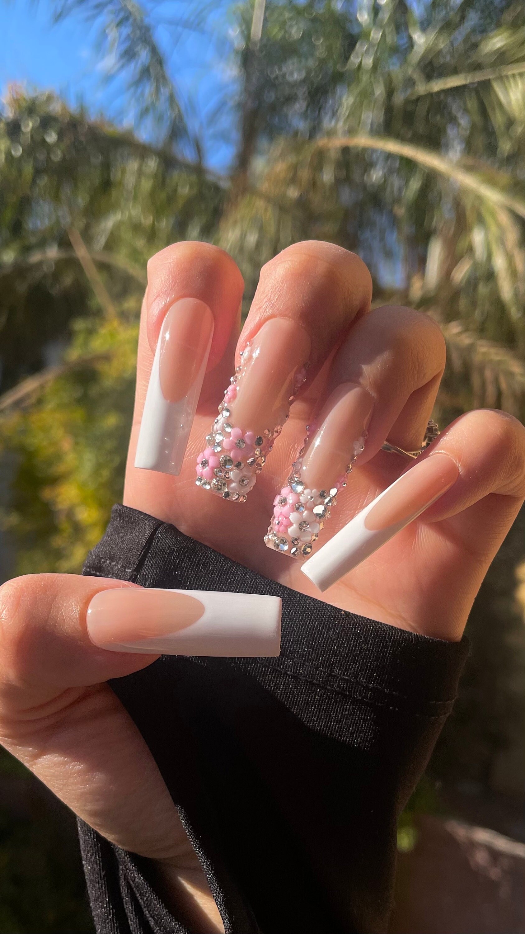 nails with white flower nail charms｜TikTok Search