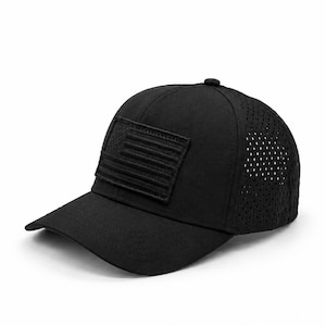 Op de afbeelding: Een effen zwarte baseballpet met een ton-sur-ton geborduurde patch van de Amerikaanse vlag op het voorpaneel. De pet is voorzien van een gestructureerde voorkant en een geperforeerd, ademend mesh-achterpaneel voor ventilatie.