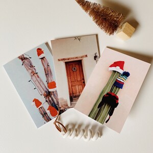 Juego de tarjetas navideñas del desierto navideño de Tucson con gorros de Papá Noel en cactus
