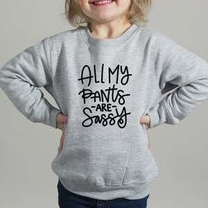 Może przedstawiać: Szara bluza z czarnym nadrukiem "All My Pants -Are- Sassy".