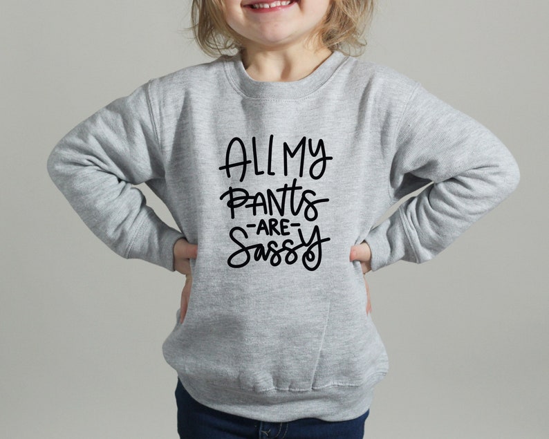 Może przedstawiać: Szara bluza z czarnym nadrukiem "All My Pants -Are- Sassy".