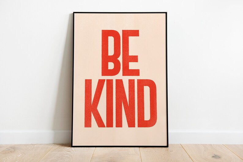Puede incluir: Un p&oacute;ster enmarcado con fondo melocot&oacute;n y las palabras "BE KIND" en letras rojas y negritas.