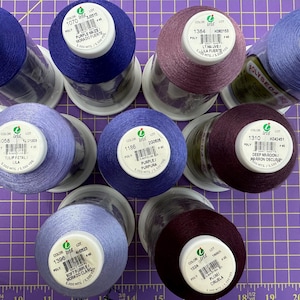 Linha de Bordado nº 40 / 5.500 jardas / marca Iris - seleção de roxo