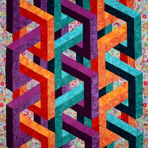 Könnte beinhalten: Ein farbenfroher geometrischer Quilt mit einem Muster aus ineinandergreifenden Würfeln in den Farben Lila, Türkis, Orange und Rot. Der Quilt ist aus Stoff mit Blumenmuster gefertigt.