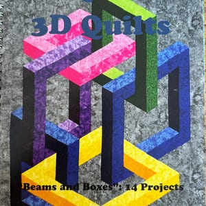 Könnte beinhalten: Buchumschlag mit einem farbenfrohen 3D-Quilt-Design. Der Titel lautet "Simplified 3D Quilts: Beams and Boxes: 14 Projects". Die Autoren sind Ruth Ann Berry und Greg Barner.