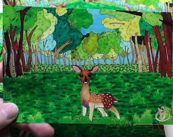 Może przedstawiać: Aquarela przedstawiająca sarnię stojącą w zielonym lesie. Sarna ma brązowe futro z białymi plamkami i patrzy w prawo. Las jest pełen zielonych drzew i krzewów.