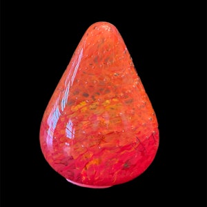 Escultura artesanal de vidrio con burbujas naranjas: pisapapeles inspirado en Murano