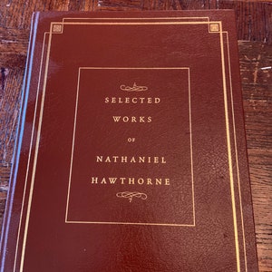 Obras seleccionadas de Nathaniel Hawthorne (encuadernadas en cuero): La letra escarlata, La casa de los siete tejados y Cuentos dos veces contados