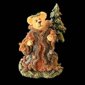Figura de resina de Fern Woodsbeary con Pippen, Alvin, Timothy, Tumbles y Hootie de Boyd&#39;s Bears Bearstone &quot;Fern Woodsbeary&quot; n.° 99792V. Retirada.