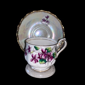 Taza de té vintage Royal Albert de porcelana blanca con platillo violeta - Serie Flor del Mes