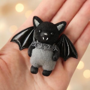 Murciélago de juguete al estilo de Sylvanian Families: miniatura gótica coleccionable pintada a mano