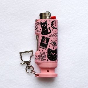 Witches Furr-miliar - Briquet Bee Blazin' Sleeve avec fermoir chat - Briquet mèche de chanvre avec Pokie - Housse pour briquet - Briquet BIC non inclus