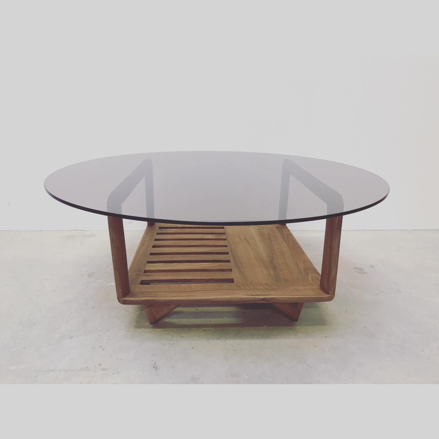 Table Basse Contemporaine, Table Basse en Verre, Table Basse Ronde, Table Ronde en Verre, Table Basse Moderne, Table Basse Esthétique.