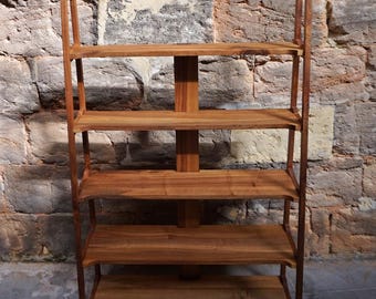 Boekenkast uit het midden van de vorige eeuw, boekenkast van massief hout, ladderplank, minimalistische boekenkast, houten opbergmeubel, houten opbergplank.