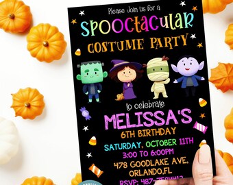 Könnte beinhalten: Eine schwarze Halloween-Party-Einladung mit dem Text "Spooctacular Costume Party" und Cartoon-Figuren. Die Einladung ist für Melissas 6. Geburtstag mit Datum, Uhrzeit und Ort. Kürbisse sind um die Einladung herum verstreut.