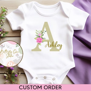 PNG Floral Inicial Letra Nome Do Bebê Bodysuit Personalizado, PNG Digital Download, Png Baby Girl, Roupas De Bebê, Roupas De Bebê Personalizadas,