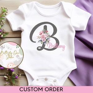 Png, download digital do nome da letra floral, design de body para bebê Png, pedido personalizado, personalizado, nome floral para meninas. Arquivo Digital, Sublimação