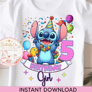 Könnte beinhalten: Weißes T-Shirt mit einer blauen Cartoon-Figur mit Partyhut und Blumenschmuck. Das Design beinhaltet die Zahl 5, Luftballons, Konfetti und die Worte "Birthday Girl". Der Text "Instant Download" befindet sich unten.