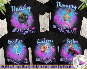 Puede incluir: Cinco camisetas negras con temática de Frozen. Cada camiseta presenta un personaje diferente de la película, incluyendo Elsa, Anna, Olaf, Kristoff y una princesa. Las camisetas tienen un diseño de copo de nieve morado y azul con el texto "Birthday Princess" y "of the Birthday Princess".
