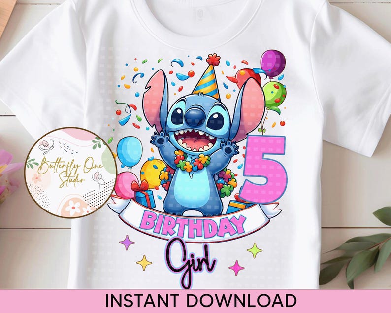Puede incluir: Una camiseta blanca con un personaje azul Stitch que lleva un gorro de fiesta y sostiene un n&uacute;mero 5 rosa. La camiseta tiene un dise&ntilde;o de confeti colorido y el texto "Birthday Girl" en rosa y blanco.