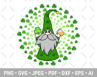 Pode incluir: Um gnomo duende verde segurando um trevo verde e um copo de cerveja. O gnomo está rodeado por um círculo de trevos verdes.