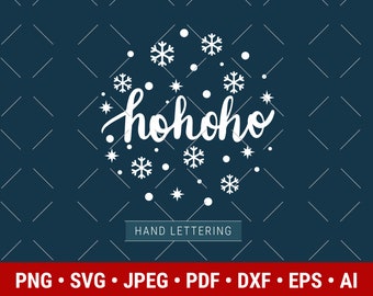 Pode incluir: Texto branco que diz "ho ho ho" em um estilo de escrita à mão, cercado por flocos de neve e pontos brancos em um fundo azul escuro. O texto "HAND LETTERING" está abaixo do design.