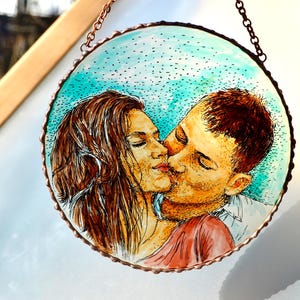 カスタムカップルポートレートステンドグラスサンキャッチャー婚約オーナメント手描きカップルウィンドウハンギング装飾