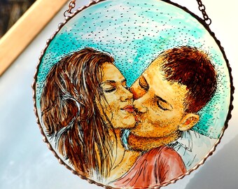Ritratto di coppia personalizzato in vetro colorato, acchiappasole da foto, decorazione per finestre dipinta a mano con coppia.