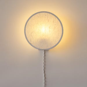 Plug In Papier Wandleuchte, minimalistische moderne Wandbeleuchtung, weiches Ambient Schlafzimmer Lampe, handgemachtes organisches Licht