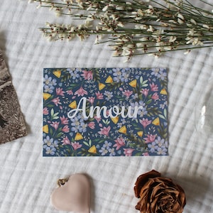 Liefde, bloemrijke ansichtkaart geïllustreerd vanuit een aquarel