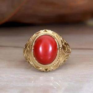 Red Stone Gold Ring, Vintage Style Statement Ring, Men&#39;s Signet Ring, Antique Brass Ring, Bold Jewelry Gift, Engraved Oval Gem Ring