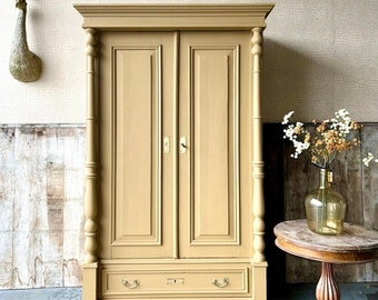 Französischer Schrank ‚Moutardier’ antik French Chic