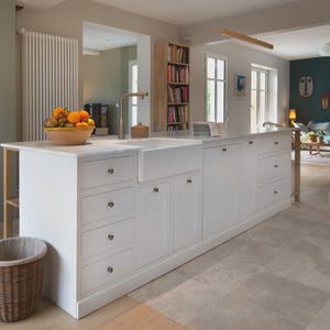 3D-planning | Maatwerk landelijke keuken 'Vauban' van echt hout in Franse stijl – individueel, tijdloos | La Petite Chaux®