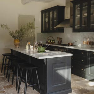 3D-planning Op maat gemaakte landhuiskeuken 'Les Salins 2' van echt hout in Franse stijl – individueel, tijdloos | La Petite Chaux®