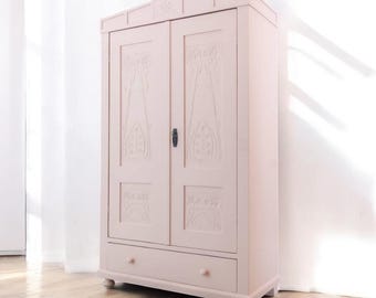 Antiker Kleiderschrank Rosé | Vintage Landhausstil Schrank mit Blumendekor | Shabby Chic Massivholz Schrank 116x53x200 cm