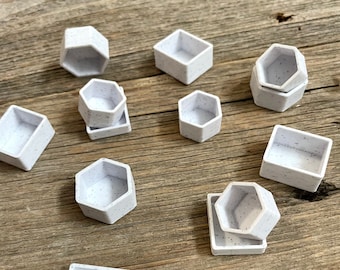 Pastilhas de tinta aquarela impressas em 3D, em tamanhos de meia e um quarto.