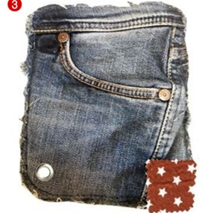 Può includere: Una tasca di jeans con una toppa a forma di stella marrone e bianca. La tasca ha una piccola tasca portamonete, rivetti metallici e un occhiello metallico. Il denim è blu sbiadito con bordi sfilacciati.