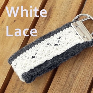 Schlüsselanhänger, Schlüsselband aus Filz White Lace