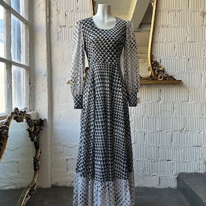 Early 70s prairie dream dress – sheer sleeves, scoop neck, grey & white print, fits XS/S