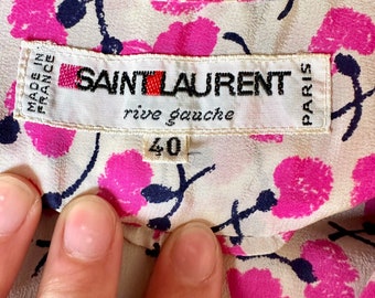 Completo vintage YSL Rive Gauche in seta stampata – blusa scollo profondo e gonna plissé anni ’70